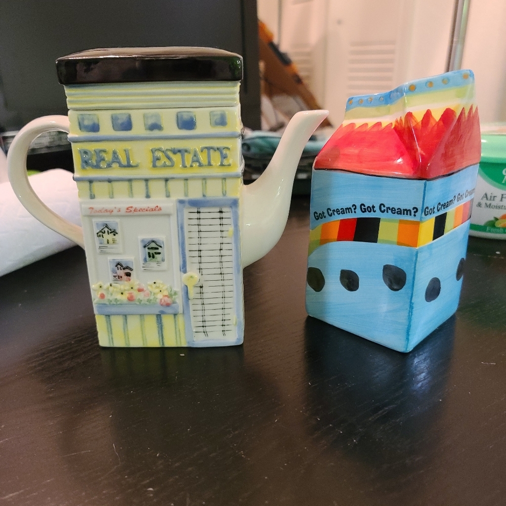 2 Coffee creamer containers